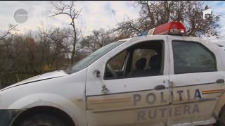 Tânărul care a rănit doi poliţişti, intrând direct în maşina lor cu propriul autoturism, e de negăsit. Agenţii au ajuns la spital