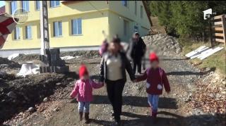 Învățătoarea, reclamată că își maltratează elevii, predă la altă școală