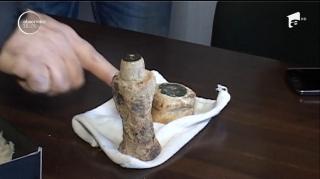 Doi pasionaţi de arheologie au descoperit o matriță dacică lângă Târgu Cărbuneşti
