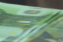 Leul s-a depreciat iar şi euro a atins un nou maxim istoric. Analiştii spun că moneda europeană ar putea ajunge curând la 5 lei