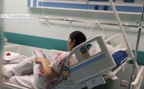 Povestea unei fotografii care a stârnit valuri de emoţie pe internet. Dorina, infirmiera care citeşte poveşti copiilor bolnavi din spital e un model