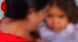 Prietenie de poveste, legată în spital! O infirmiera din Capitală i-a citit prima poveste din viața unei fetițe internate