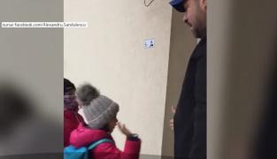 Imagini virale! Paznicul unei şcoli din Bucureşti aduce zâmbetul pe buze tuturor elevilor (VIDEO)