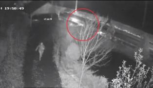 Imagini de groază la Sovata! O femeie a fost alergată de un urs pe care l-a întâlnir în plină stradă (VIDEO)