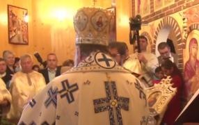 Ceremonie de creştinare impresionantă la o biserică din judeţul Bacău. 25 de copii au fost botezaţi de un sobor de preoţi