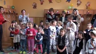 Creșa modernă de la țară. Micuţii primesc gratis o masă caldă, dorm şi apoi sunt luați acasă de părinți!