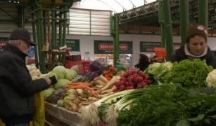 Trufandalele nu au succes în piețe. Cumpărătorii nu se înghesuie să cumpere salată şi roşii româneşti