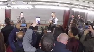 Maroon 5, concert-surpriză la metrou! Călătorii nu i-au recunoscut pe cei din trupă (VIDEO)