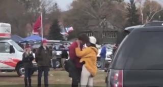 Imagini virale. O fiică de preşedinte şi un fiu de bancher au cucerit cu un sărut o lume întreagă!