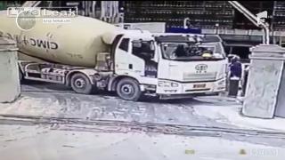 Accident şocant în China! Un autovehicul încărcat cu beton a căzut într-o groapă apărută din senin