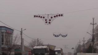 Imagini uluitoare la Filiaşi! Decorațiunile de sărbători din centrul oraşului au formă de lenjerie intimă