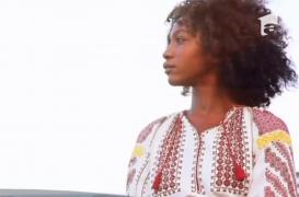 Ia românească, motiv de scandal la Londra. O femeie de culoare care poartă bluza tradiţională a stârnit reacţii dure