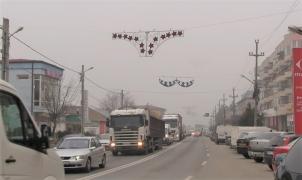 Imaginația edililor din Oltenia nu are limite. Lenjerie intimă pe post de ghirlande, în centrul oraşului Filiaşi! (VIDEO)