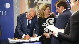 Profesorul Dan Voiculescu a lansat al doilea volum al cărţii "Lupta politică", la Târgul Gaudeamus