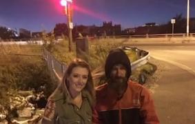 O tânără din Statele Unite a strâns 300 de mii de dolari pentru un om al străzii, care a ajutat-o într-un moment greu