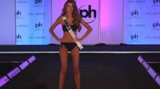 Să fie cu noroc? Reprezentanta României la Miss Universe a alunecat pe scenă, la proba costumelor de baie