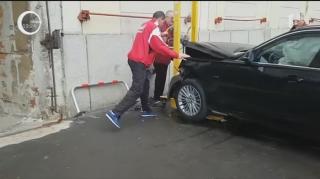 Directorul Operei Române din Timișoara, Corneliu Murgu, a intrat cu maşina în clădirea instituţiei