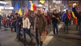 Protest de amploare în Bucureşti! Centrul Capitalei a fost blocat de peste 10.000 de oameni. Dacian Cioloş, printre cei care au cerut demisia Guvernului