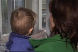 Povestea cutremurătoare a unui băieţel de nici trei ani abandonat de mamă în spital. Mai bine de două luni autorităţile au făcut ping-pong cu el