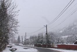 Prima ninsoare a sezonului a făcut ravagii. Autorităţile, prinse pe picior greşit