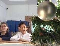 Ca în fiecare an, de Sărbători, în şcoli elevii strâng bani pentru cadourile profesorilor