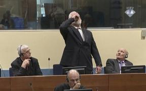 Scenă şocantă la Haga. Un suspect de crime de război a înghiţit otravă a auzul sentinţei primite şi a murit