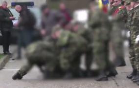 Ultimele detalii despre starea militarului care a leşinat la o ceremonie din Argeş. Tânărul a fost dus la spital (Video)