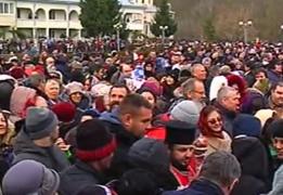 10.000 de oameni şi 13 preoţi, la slujba oficiată la Peştera Sf. Andrei