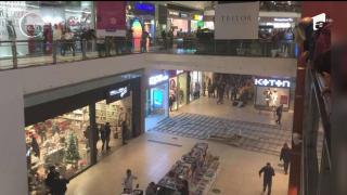 Tavan fals greu de o tonă, prăbuşit din senin. Cauza incidentului care putea provoca o tragedie la mall-ul din Constanţa (Video)