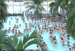 Românii au dansat hora în piscină, de 1 Decembrie