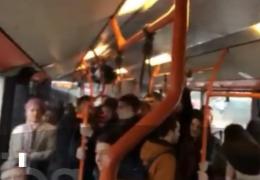 Moment de sărbătoare într-un autobuz RATB plin ochi, de 1 Decembrie. Călătorii au intonat imnul naţional