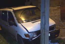 Isprava unui şofer putea să-l coste viaţa! Bărbatul s-a înfipt cu maşina în singurul stâlp de pe marginea unui drum din Suceava