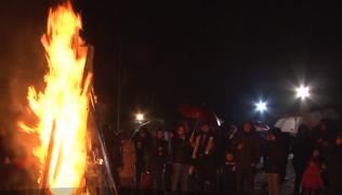 Petrecerea de Ziua Naţională a început mai devreme la Sinaia! Turiştii s-au adunat la un foc de tabără