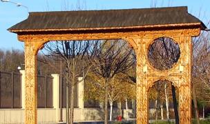 Colţ de rai în România: Maramureşul se mândreşte cu un simbol naţional. Teodor Bârsan sculptează porţi de peste 50 de ani