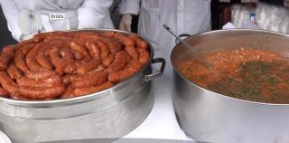 Nicio masă fără fasole cu ciolan, de 1 Decembrie! Chef Scărlătescu le-a gătit 10.000 de porţii celor din oraşul Unirii