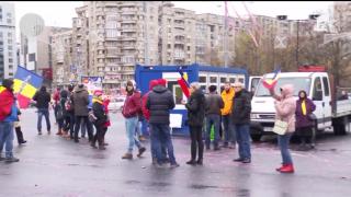 Protest în Piața Victoriei. Cel puţin o persoană a fost dusă la secția de poliție
