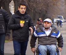 În Bucureşti, o persoană cu dizabilităţi e prinsă ca într-o capcană. Reportaj exclusiv realizat chiar de Ziua Internaţională a persoanelor cu dizabilităţi