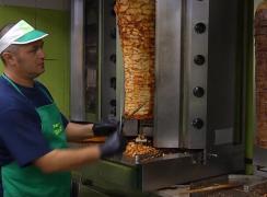 Lovitură pentru shaorma. Mai mulţi europarlamentari vor să interzică celebrul preparat din cauza fosfaţilor din carne