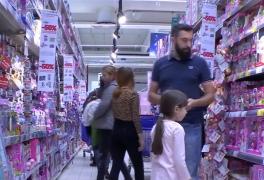 Moş Nicolae vine încărcat de cadouri. Copiii şi-au dus părinţii în magazine, ca să le arate ce aşteaptă de la Moş