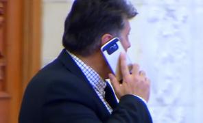 Dispozitivul de ascultare găsit în casa ministrului de interne a băgat spaima în politicieni. Aleşii comunică acum prin aplicaţii criptate