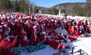 Moş Crăciun nu mai are răbdare să aştepte noaptea când va aduce daruri şi apare, deja, în cele mai neaşteptate locuri