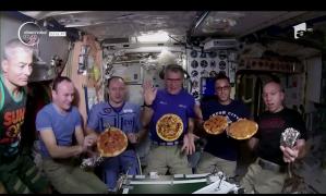 Astronauţii au pregătit pizza si au arătat lumii întregi produsul delicios!