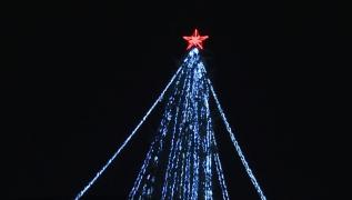 Orașe în straie de sărbătoare. Cel mai înalt brad de Crăciun s-a împodobit la Cisnădie