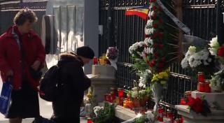 România îşi plânge cel mai iubit Rege. Sute de oameni au adus flori și lumânări la Palatul Regal din Capitală