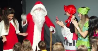 Sute de copii au primit daruri de la Moş Nicolae şi l-au răsplătit cu poezii, cântece şi dansuri