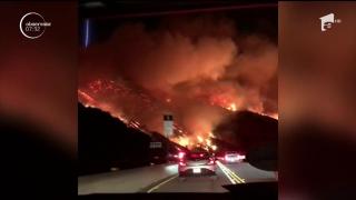 Un puternic incendiu de vegetaţie face prăpăd în apropiere de Los Angeles. Cel puţin o persoană a murit