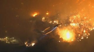 Incendii devastatoare în California, soldate cu zeci de mii de evacuați