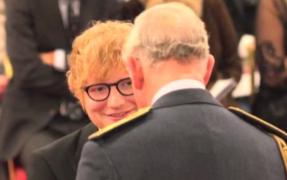 Ed Sheeran a fost premiat de către prinţul Charles la Palatul Buckingham