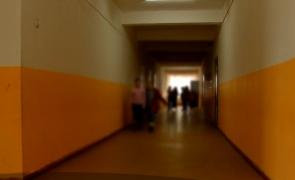 Cine este elevul de 16 ani din Constanţa, reţinut după ce a lovit-o și jignit-o pe profesoara lui de franceză