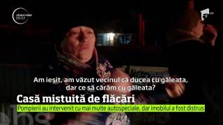Casa unei familii a ars ca o torţă, în judeţul Iaşi. Incendiul e posibil să fi izbucnit de la o lumânare aprinsă pentru o rudă ce tocmai decedase